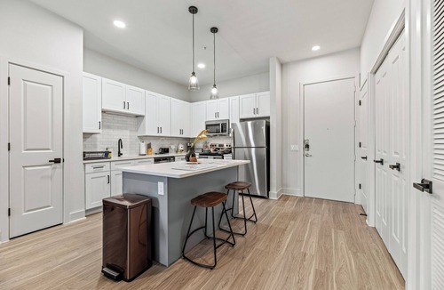 Dallas Design District Apartment | Seasonal Discount 1 BR , FREE Parking , Near AAC , Design District