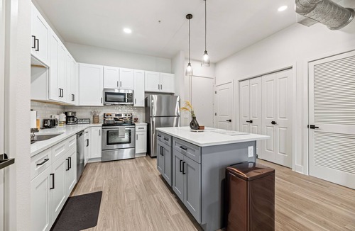 Dallas Design District Apartment | Seasonal Discount 1 BR , FREE Parking , Near AAC , Design District