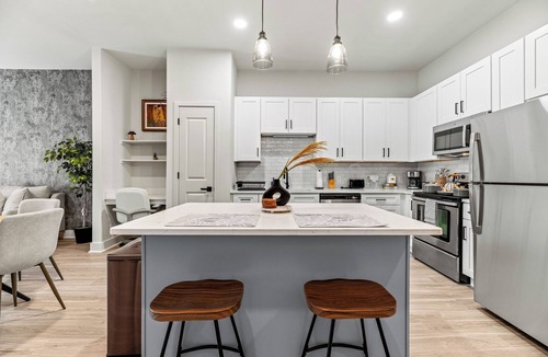 Dallas Design District Apartment | Seasonal Discount 1 BR , FREE Parking , Near AAC , Design District
