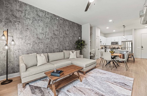 Dallas Design District Apartment | Seasonal Discount 1 BR , FREE Parking , Near AAC , Design District