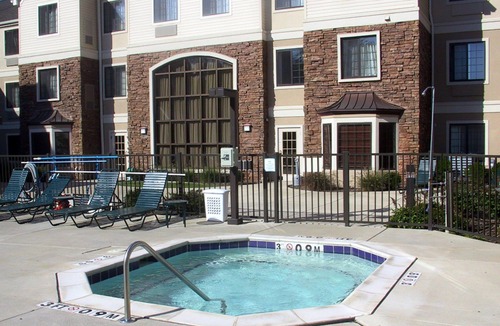 East Paris Condo | Seasonal Outdoor Pool + Hot Tub + Free Breakfast | Suite Near Airport!