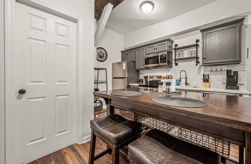 Wallingford Center Apartment | Seasons Hospitality Presents all new large 1BR apartment