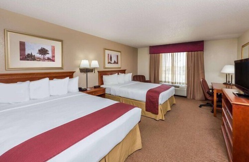 Highland Hotel | Seasons Inn & Suites Highland