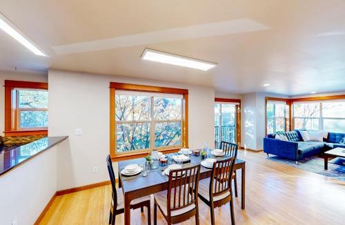 Atlantic House | Seattle Adventure & Stadium Getaway