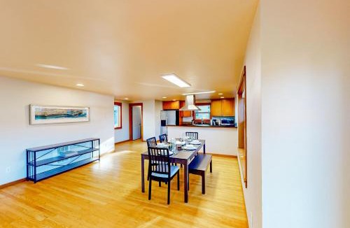 Atlantic House | Seattle Adventure & Stadium Getaway