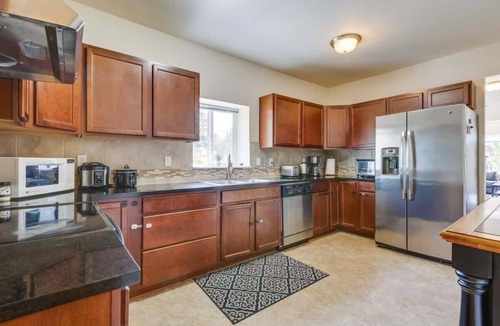 Haller Lake House | Seattle big windows,fenced largeyard,fire pit