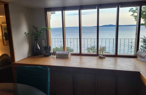 Magnolia House | Seattle Luxury Waterfront & Beach Access 2Beds