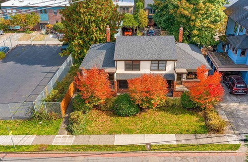 East Queen Anne Apartment | Seattle's Apricot Crown - 87 Walkscore!