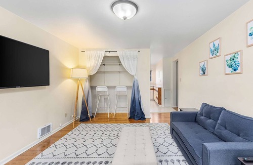 East Queen Anne Apartment | Seattle's Apricot Crown - 87 Walkscore!