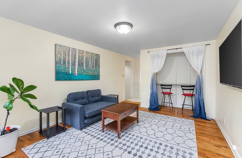 East Queen Anne Apartment | Seattle's Orange Crown 87 Walkscore