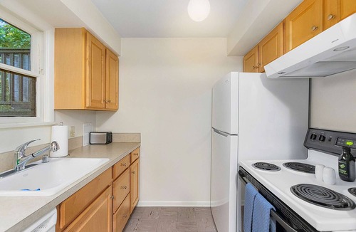 East Queen Anne Apartment | Seattle's Peach Crown - 87 Walkscore!