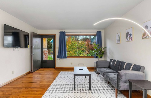 East Queen Anne Apartment | Seattle's Peach Crown - 87 Walkscore!