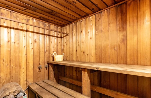 Bryn Mawr-Skyway House | Seattle's South End Gem | Pool | Hot Tub