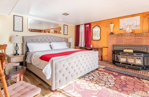 Bryn Mawr-Skyway House | Seattle's South End Gem | Pool | Hot Tub