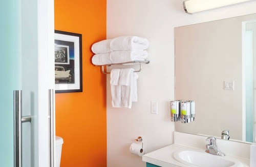 University District Hotel | Seattle Stay w/Tropical Decor | Pool Access & Pet-friendly