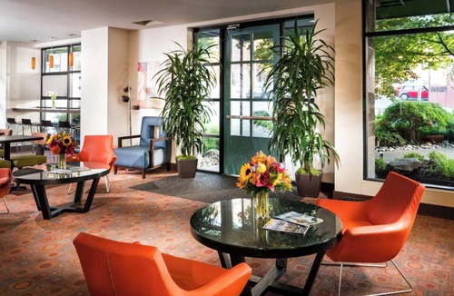 University District Hotel | Seattle Stay w/Tropical Decor | Pool Access & Pet-friendly