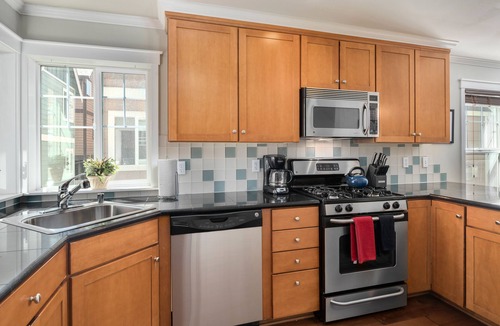 Mann House | Seattle Vacation Home: The Great Wall