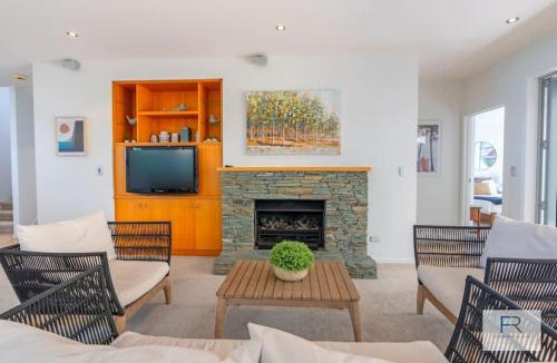 Castor Bay House | Seaview Haven in Castor Bay