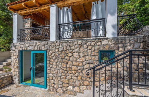 Jadranovo Villa | Seaview home with bubble bath