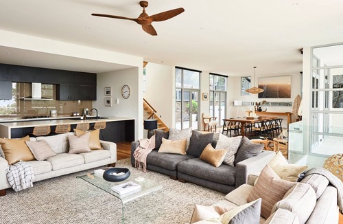 Lorne House | Seaview House - Location, space and class