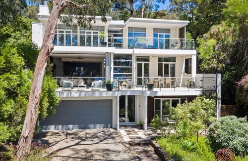 Lorne House | Seaview House - Location, space and class