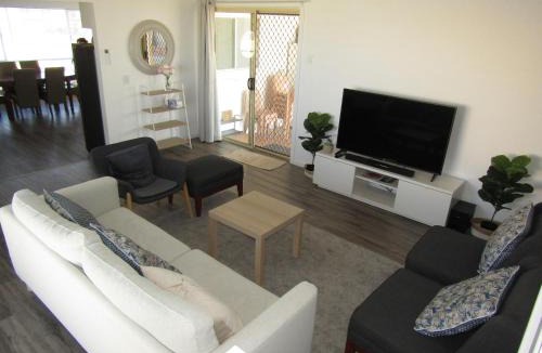 Tiddy Widdy Beach House | Seaview Retreat