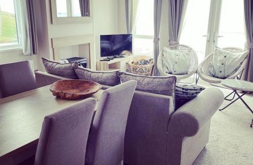 Kimmeridge Ski Chalet | SeaView Sleeps 4to6 Pet friendly Parking