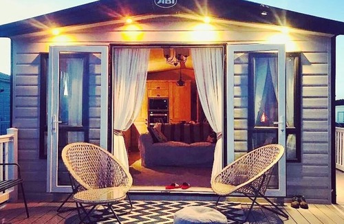 West Lulworth Ski Chalet | Seaview,sleeps 4to6,pet Friendly, Parking