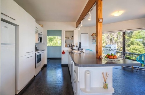 Langs Beach House | Seaviews, 3 minute stroll to beach