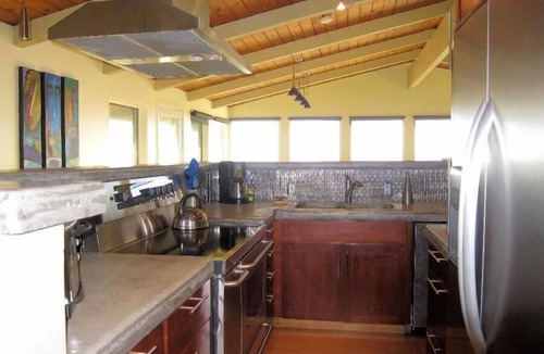 Florence House | Seaweed – 2BR beachfront home.