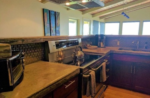 Florence House | Seaweed – 2BR beachfront home.