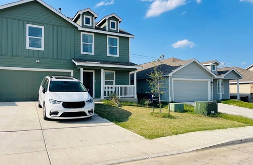 West San Antonio House | SeaWorld & Lackland AFB Spacious 4BR-2.5BA, a few min from downtown San Antonio