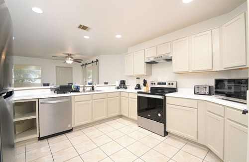 West San Antonio House | SeaWorld San Antonio! Quiet, 4-bedroom house. 12 guests.