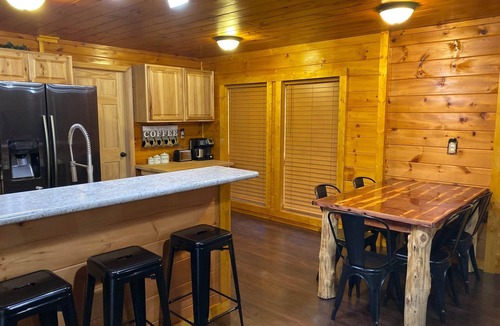 Sevierville House | Secluded 1 bd 2 bath cabin with Great View