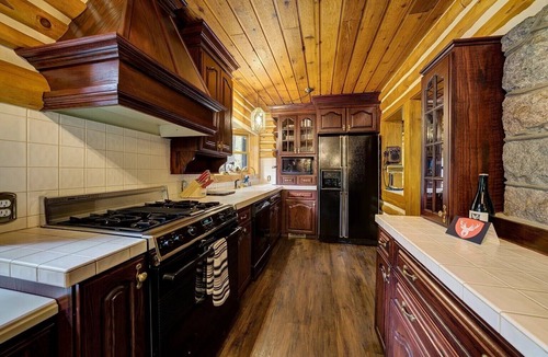 Mayfield Cabin | Secluded 10-Acre Riverfront Lodge. Pet-Friendly!