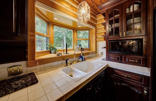 Mayfield Cabin | Secluded 10-Acre Riverfront Lodge. Pet-Friendly!