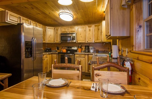 Gatlinburg Cabin | Secluded 2 Bed, Hot Tub, Pool Table, Fire Pit. Perfect Spring Break Getaway!