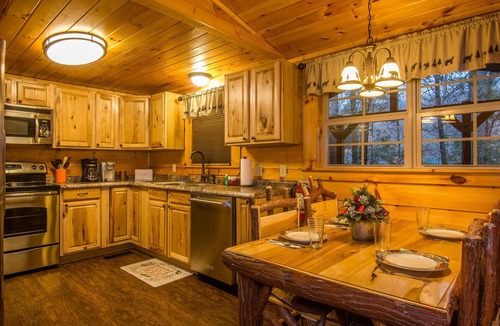 Gatlinburg Cabin | Secluded 2 Bed, Hot Tub, Pool Table, Fire Pit. Perfect Spring Break Getaway!