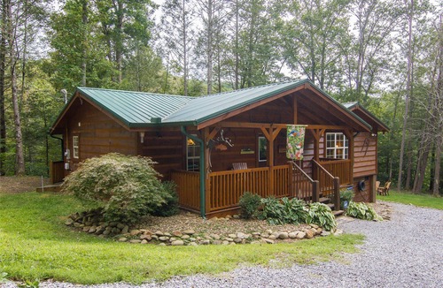 Gatlinburg Cabin | Secluded 2 Bed, Hot Tub, Pool Table, Fire Pit. Perfect Spring Break Getaway!