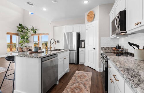 Glen Rose House | Secluded 3-Bed 3-Bath Modern Farmhouse with Pickleball Firepit and Patio