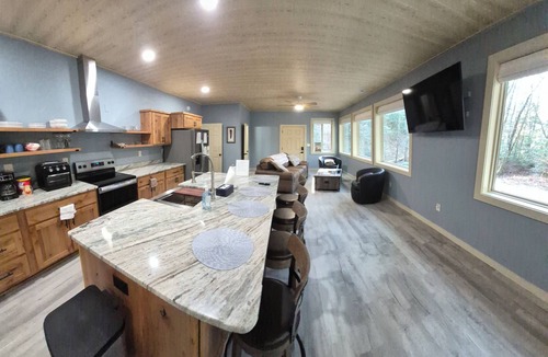 Murphy House | Secluded 43-Acre Woodland Run