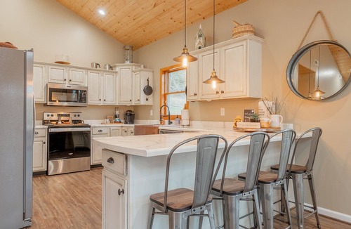 Draper Cabin | Secluded 5 BR Modern Cabin, 120 acres. New River Trail, Claytor Lake, VA tech