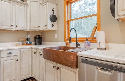 Draper Cabin | Secluded 5 BR Modern Cabin, 120 acres. New River Trail, Claytor Lake, VA tech