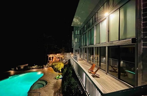 Fairfax Station House | Secluded 6-BR - Heated Pool & Sauna