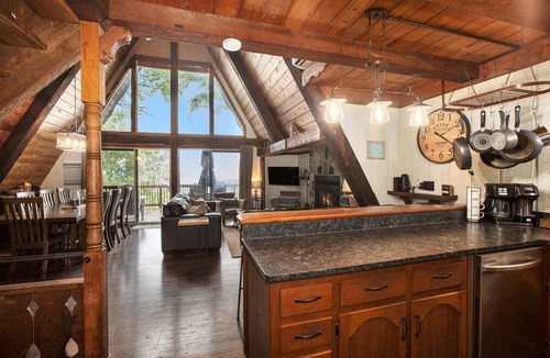 Bellaire House | Secluded A-Frame with Epic views - Access to Pools