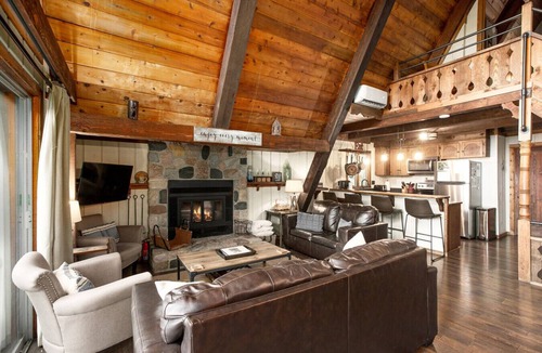 Bellaire House | Secluded A-Frame with Epic views - Access to Pools