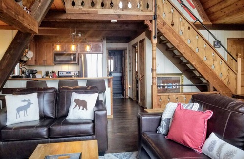Bellaire House | Secluded A-Frame with Epic views - Access to Pools
