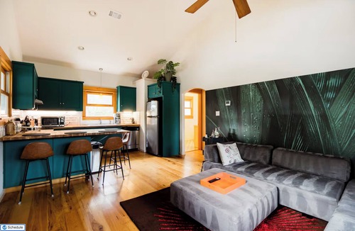 North Loop House | Secluded and Central Hyde Park Casita