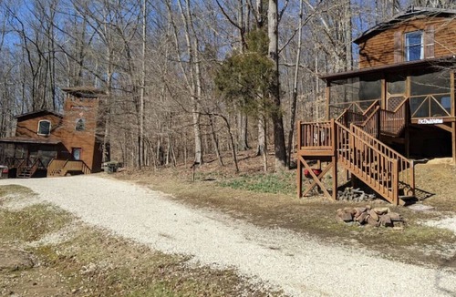 Taswell House | Secluded and Rustic Southern Indiana Cabin!