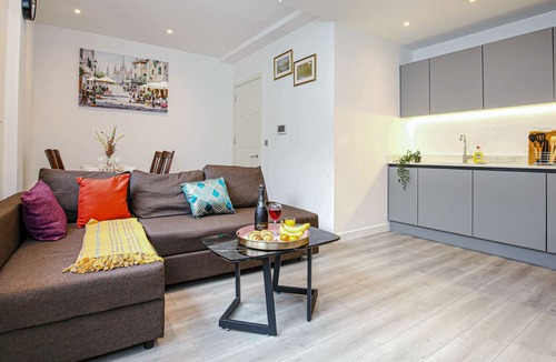 Great Linford Apartment | Secluded and Spacious Apartment in Private Complex